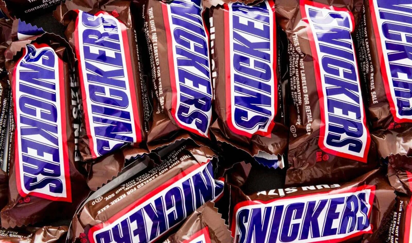 Батончик snickers. Шоколад Сникерс. Сникерс упаковка. Первый Сникерс.