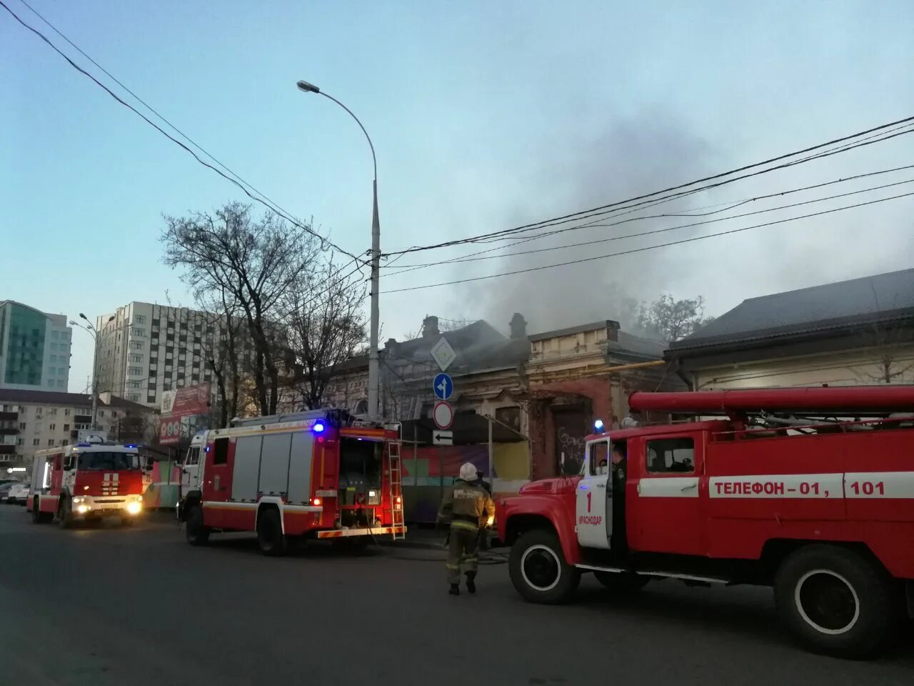 Что горит в краснодаре сейчас. Пожар в краснодаре. пожары в краснодарском крае. краснодар гу мчс здание. пожар в краснодаре на красноармейской.