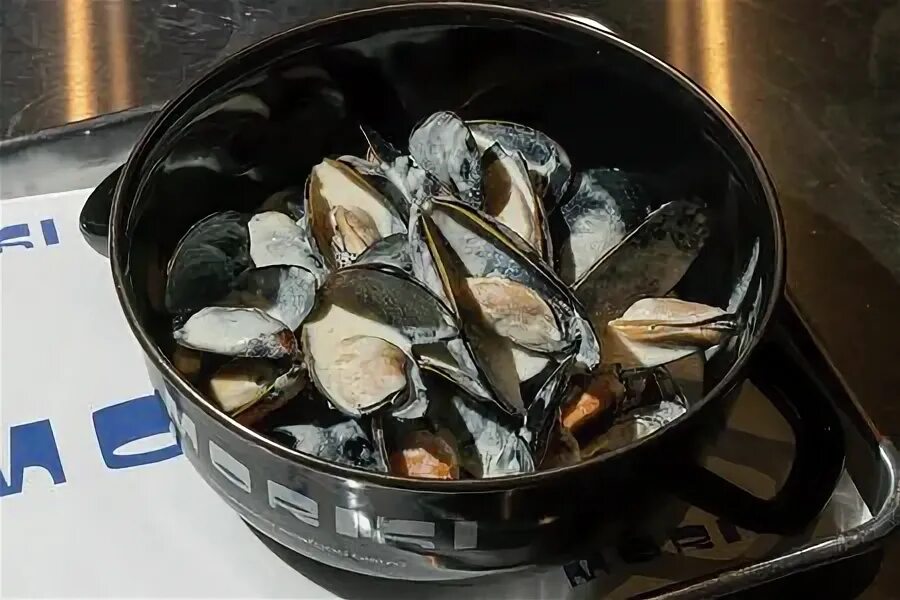 Мидии ростов на дону. Мидии в сливочном соусе. Мидии ростов на дону. Мидии в сливочном соусе в котелке. Мидии в томатном соусе картинки.