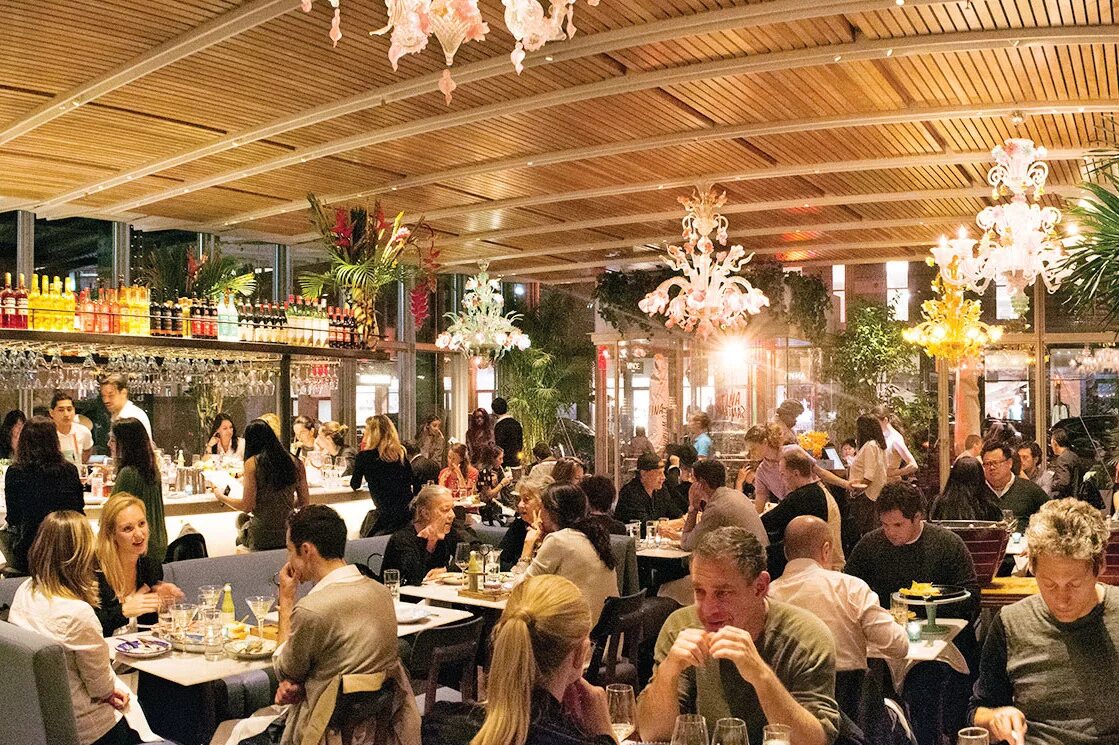 еда за столом. полный зал в кафе. много людей в ресторане. много людей в кафе. рестораны много.