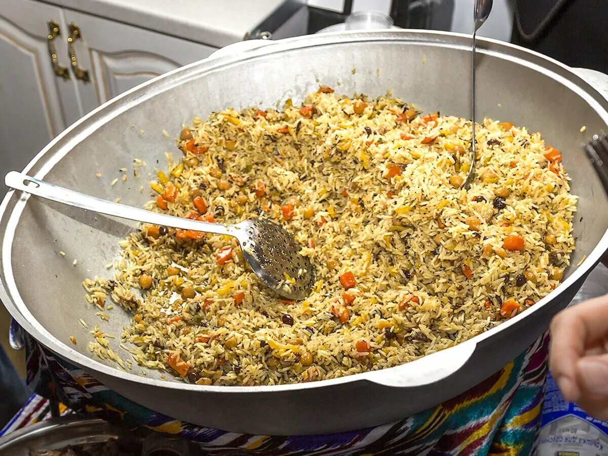 Plov узбекский. Ош плов таджикский. Таджикский плов. Плов в казане. Таджикский казан