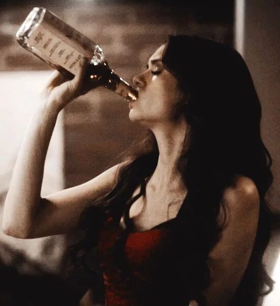Кэтрин Пирс в кафе. Женщина пьет. Девушка с бутылкой. Девушка с бутылкой виски. Хочу напиться и плакать влюбиться