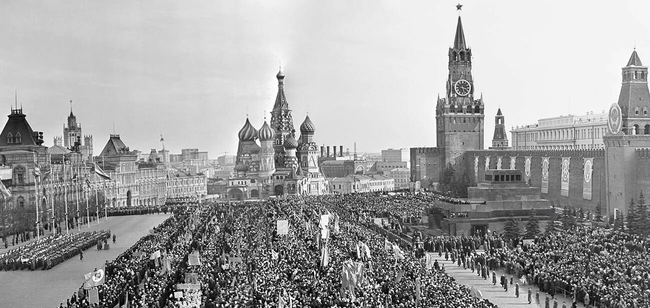 14 апреля 1961 года. Москва встречает Юрия Гагарина. Встреча Гагарина в Москве после полета 1961. Гагарин на красной площади 1961. Встреча Юрия Гагарина на красной площади.