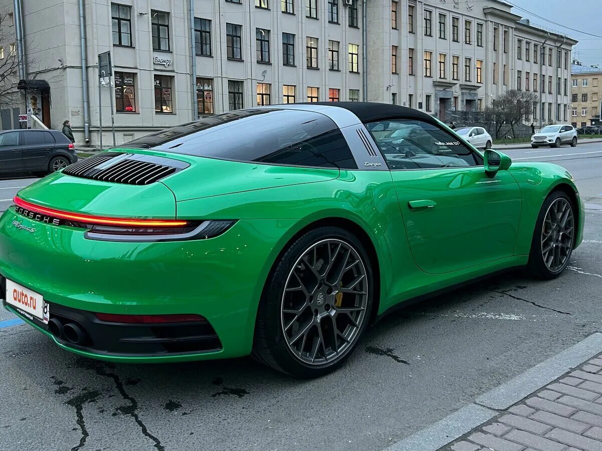 Телефон 8 992. Porsche Targa 2021 зеленый. Porsche 911 зеленый матовый. Porsche 911 2023 темно зелёный. Зеленый Порше 911 76.