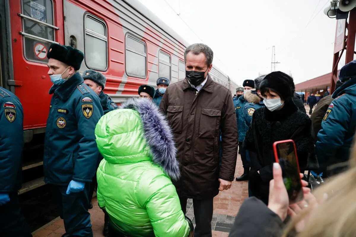 Белгородский край последние новости. Люди на вокзале. Беженцы из Белгородской области. Встреча поезда. Поезд с гуманитарной помощью.