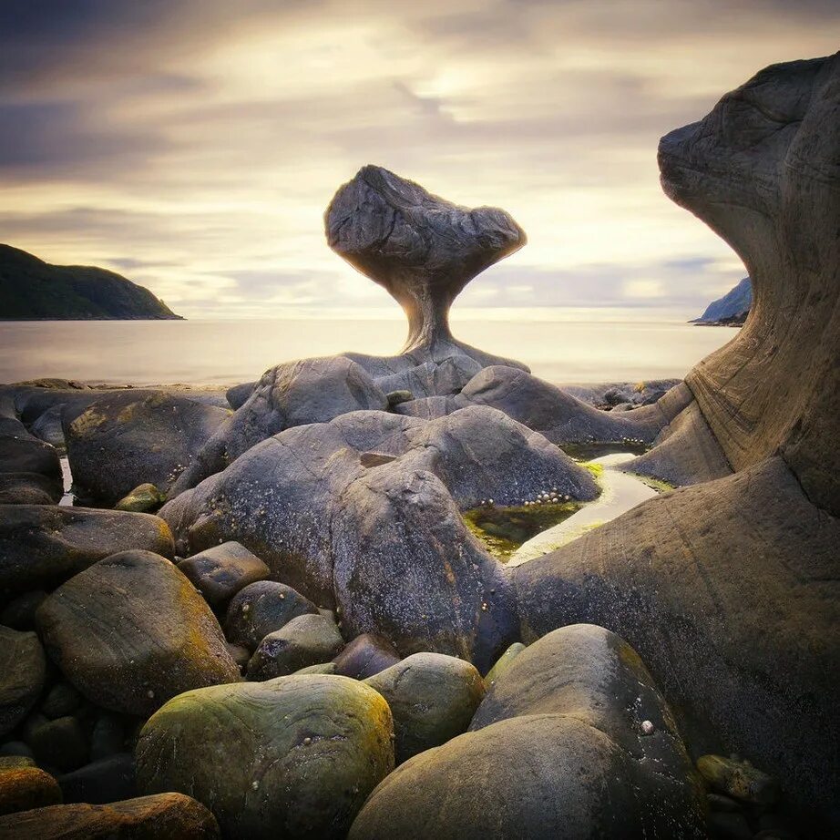 Камень Kannesteinen. Камни в воде. Камень в Норвегии. Скала форма. Почему вода камень точит