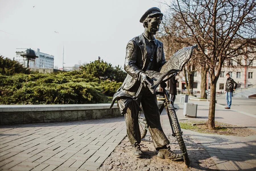 Почтальон минск. Памятник почтальону в красноярске. Памятник почтальону в минске. Памятник почтальону в минске. Почтальон скульптура.