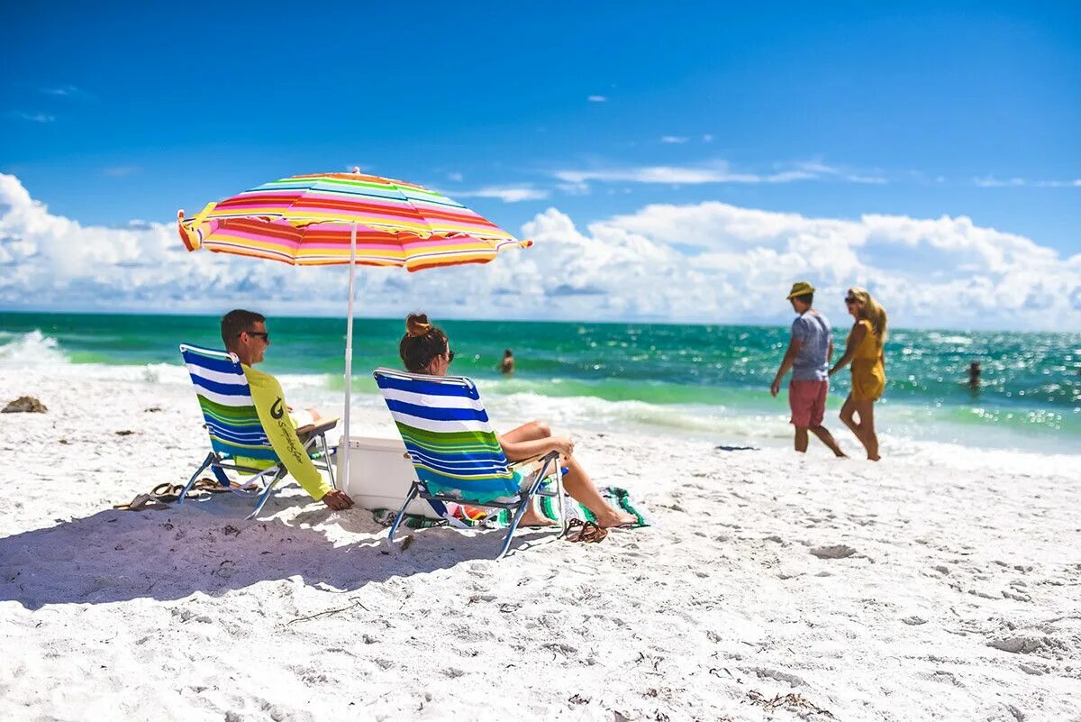 Siesta Key Beach. Люди на пляже. Семья на пляже. Люди на пляже фото.