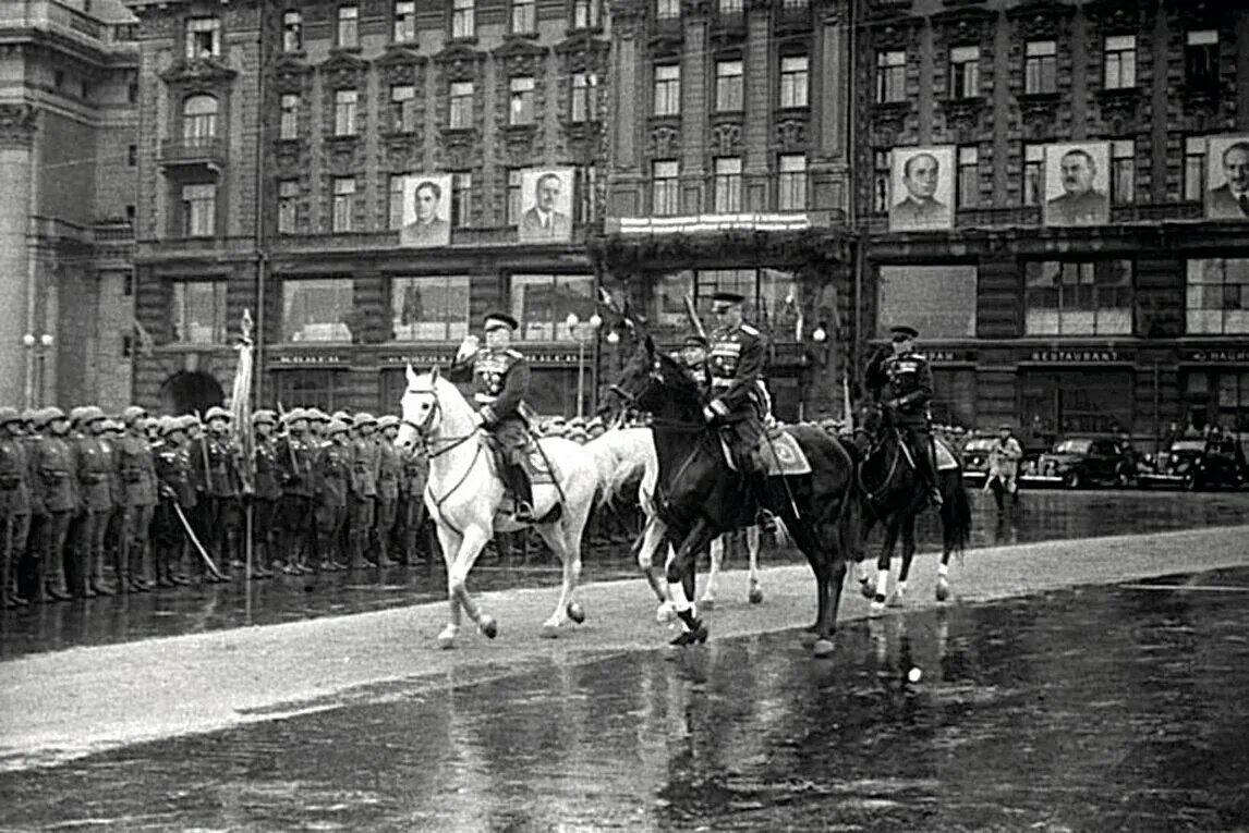 Первый парад победы в москве состоялся. Жуков на параде победы 1945. парад победы 24 июня 1945 г жуков. рокоссовский на параде победы 1945. маршал рокоссовский на параде победы 1945.