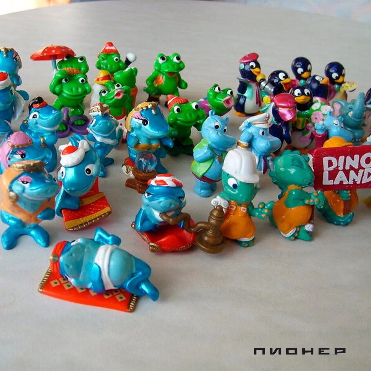 Киндеры раньше. Киндер игрушки 90-х. Киндер сюрприз 90е яйцо. Игрушки из Киндер сюрприза 90-х. Коллекция игрушек Киндер сюрприз 90-х.