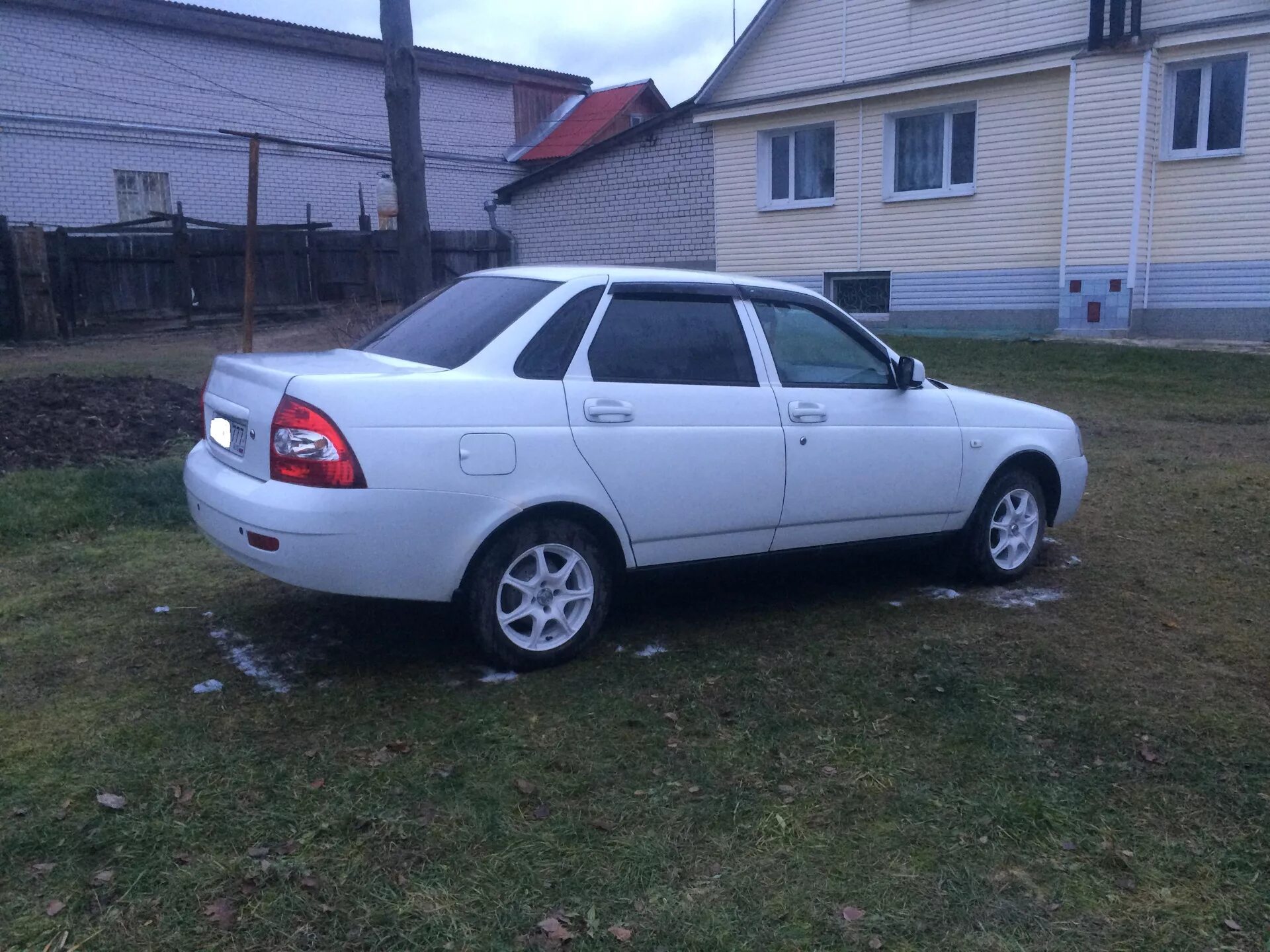 Приора на 14 дисках. R15 venti приора. Лада приора хэтчбек диски r14. Литые диски r15 на ваз приора. Приора черная седан р15.