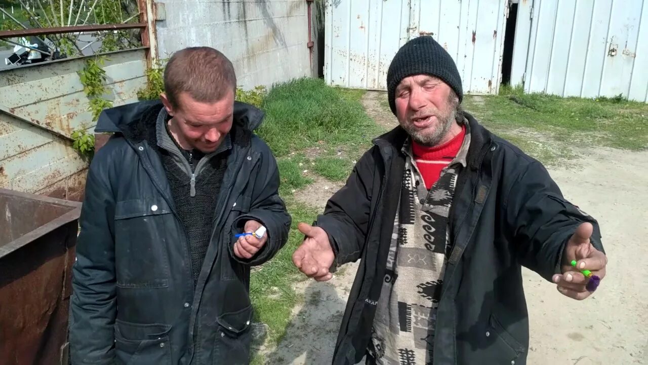 Поздравляю бомж. Бомж поздравляет. Бомж поздравляет с днем рождения. Бомж поздравляет с юбилеем.