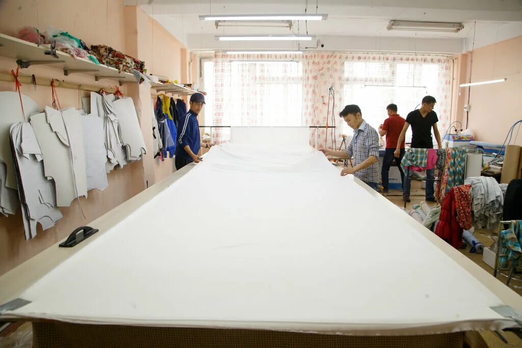 Фабрика киргизия одежда. Швейная фабрика Бишкек. Швейная фабрика Zema Кыргызстан. Швейный цех. Фабрика по пошиву одежды.