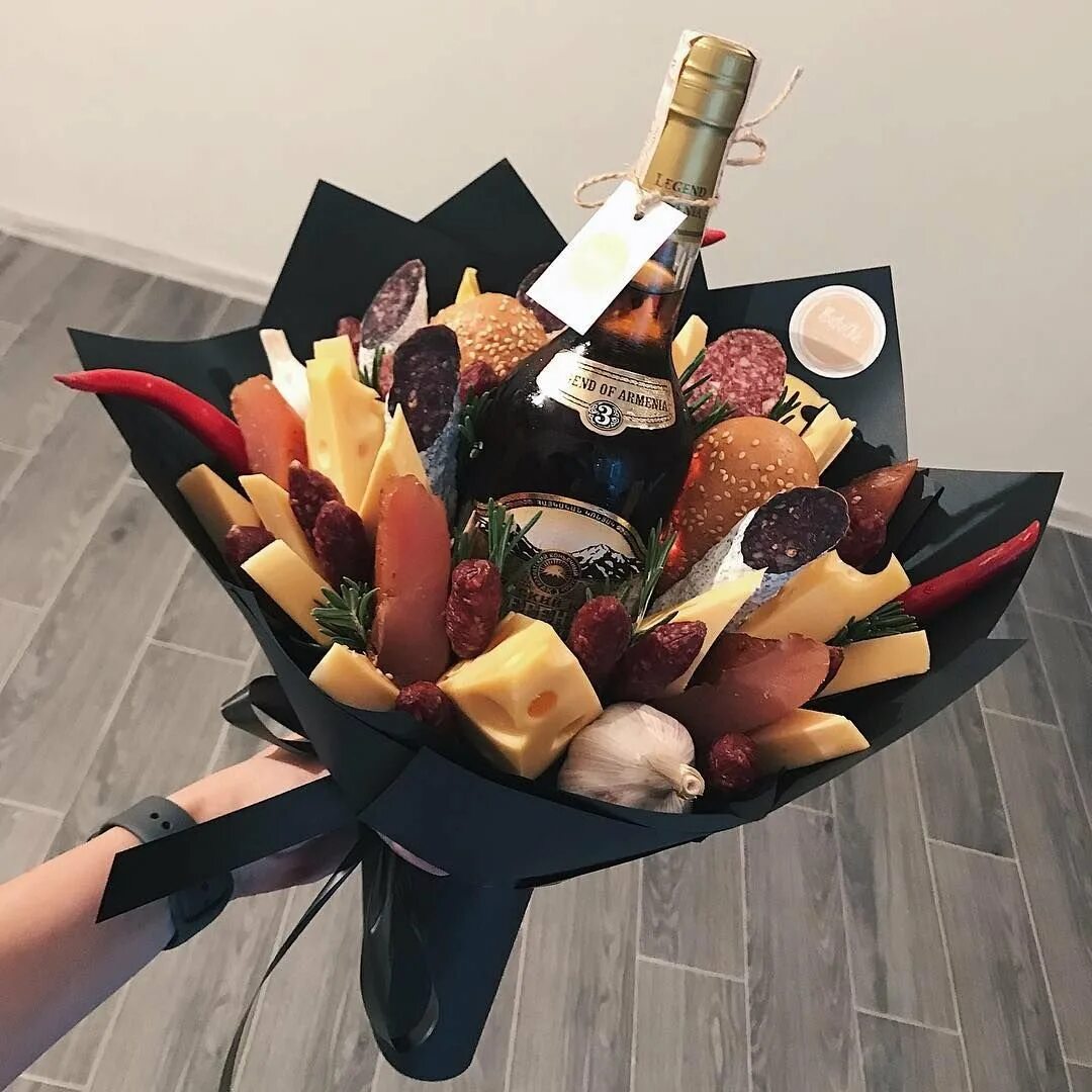 Подарочные букеты съедобные. Вкусные букеты для мужчин на день рождения. Вкусные букеты для мужчин. Букет с коньяком для мужчин. Букет для мужчин из продуктов и виски.