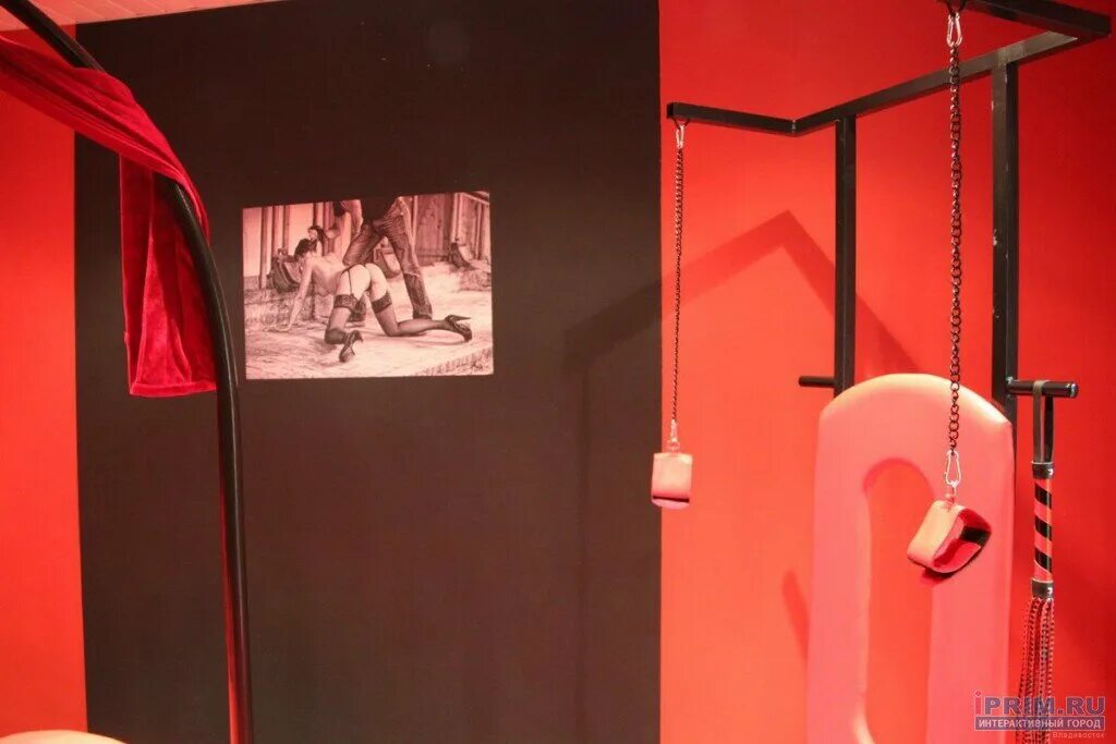 1 1 красная комната. красная комната для взрослых. вилла мартон краснодар. дизайн красной комнаты для ролевых игр. антиотель подушкин.