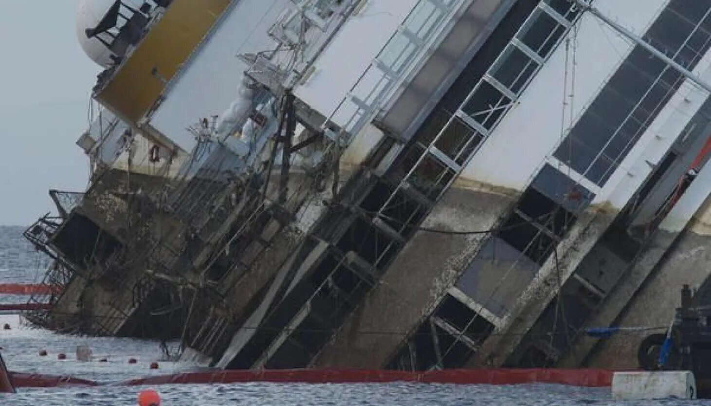 Подъем затонувших кораблей. Крушение лайнера costa concordia. Подняли лайнер. Лайнер costa concordia. Коста конкордия подъем.