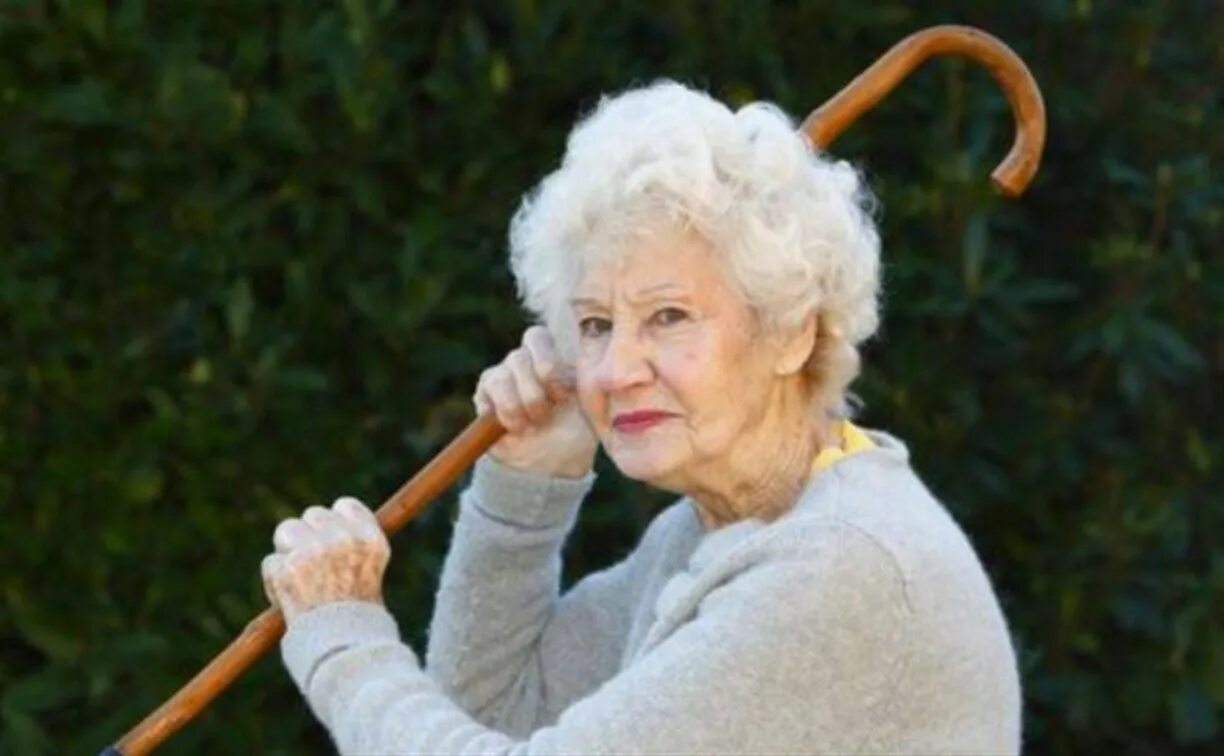 приснилась пожилая женщина. приснилась пожилая женщина. пожилая женщина просыпается. пожилые женщины в постели. матрас для пожилых людей.