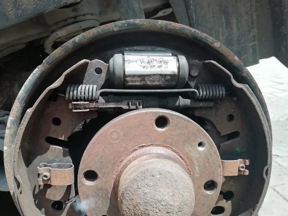 Тормозной цилиндр задний fiat punto 2. Замена тормозных колодок фиат пунто. Суппорт передний колодки для фиат дукато. Замена задних колодок фиат линеа. Замена тормозных колодок фиат.