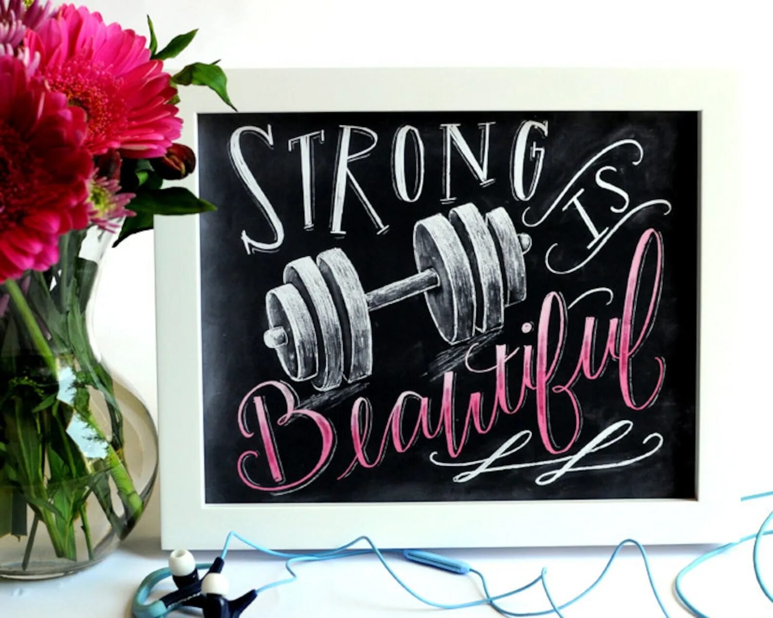 Strong is beautiful. Фитнес надпись. Фитнес рисунки мелом. Мотивационные надписи фитнес. Надписи про фитнес на меловой доске.