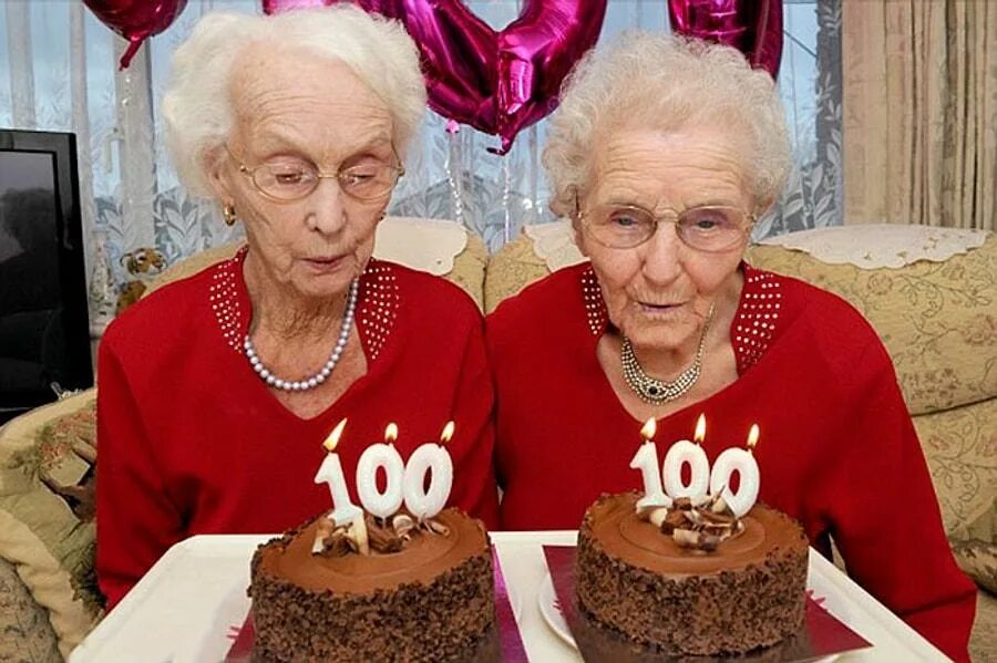 Год столетних юбилеев. Пожилые Близнецы. Бабушка 100 лет. Бабушка долгожительница. Близнецы долгожители.
