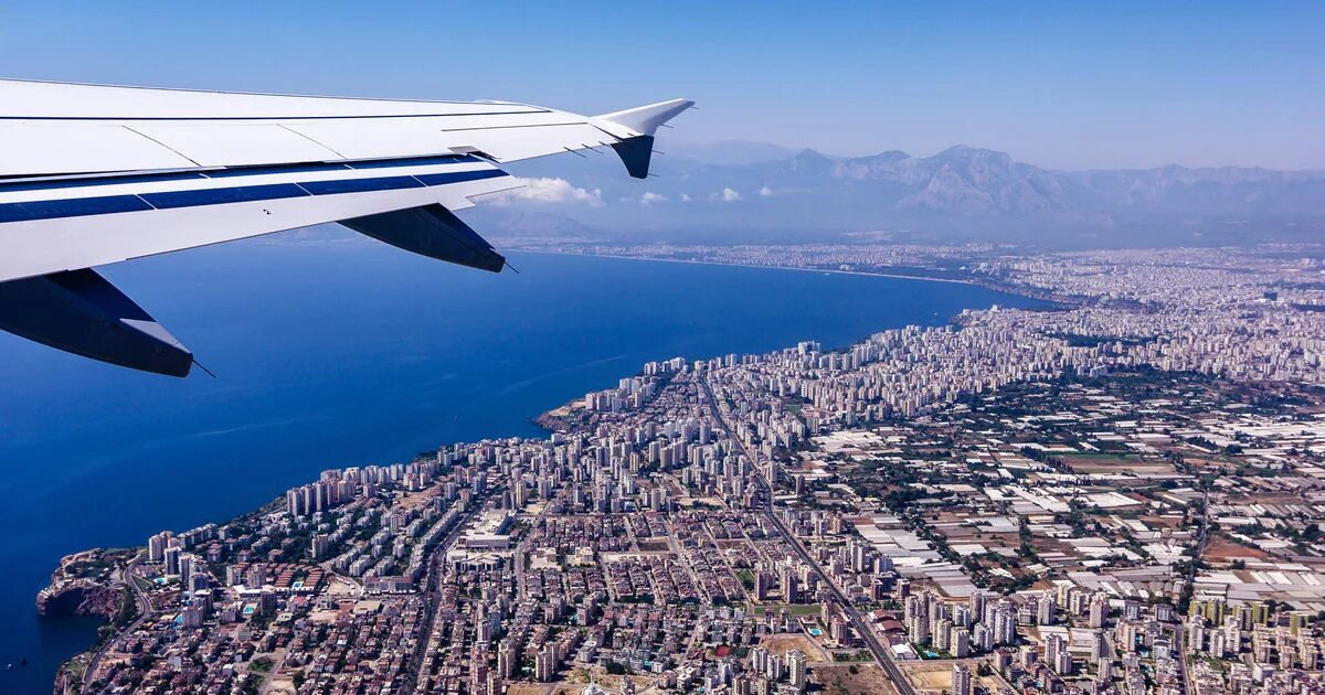 Стамбул вид с самолета. Аэропорт анталья турция. Самолет над анталией. Turkish airlines самолеты. Стамбул анталья самолет.