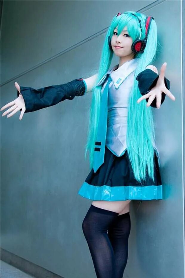 Hatsune miku cosplay. Cosplay Хацунэ Мику. Хатсуне Мику косплей. Саки Фудзита Хатсуне Мику. Мику Хатсуне в полный рост.