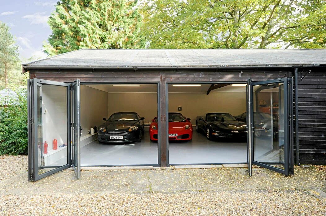 Машина в гараже. Гараж для автомобиля. Современные гаражи для автомобилей. Большой гараж для авто.