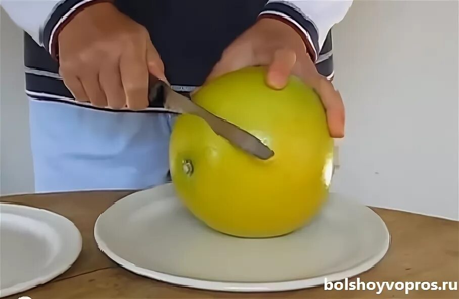 помело разрезанный. как очистить помело от кожуры. памела фрукт нарезать. как чистить помело правильно. разделать помело.