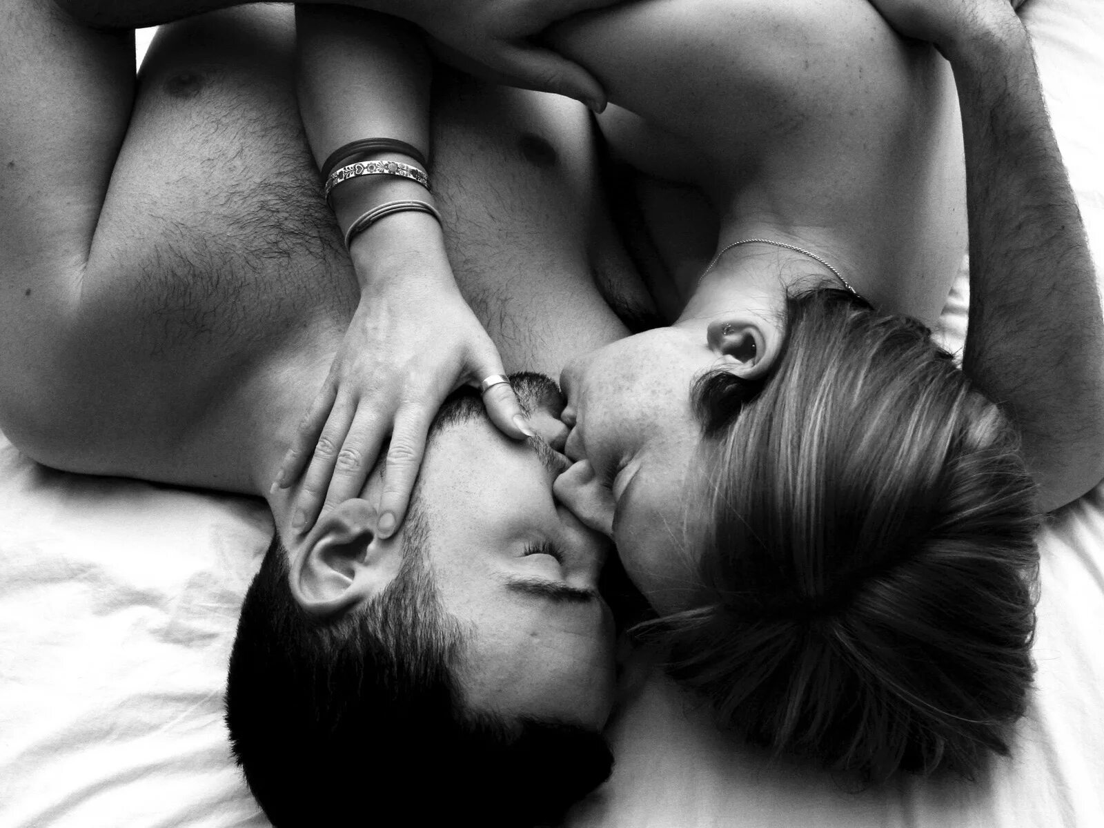 Страсть. Нежный поцелуй. Прощайте быстро целуйтесь медленно любите искренне. Страсть в постели. Парень и девушка в коавати.