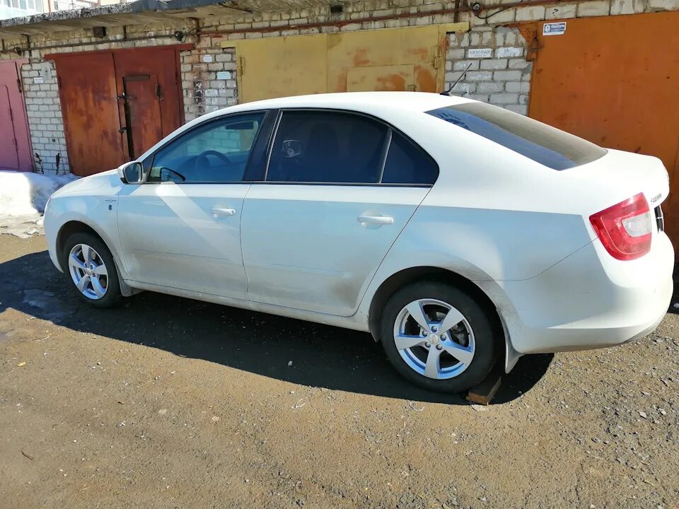 Skoda rapid белая r15. Шкода рапид r15. Диски на шкоду рапид r15. Диски skoda rapid r15. Диски skoda rapid r15.