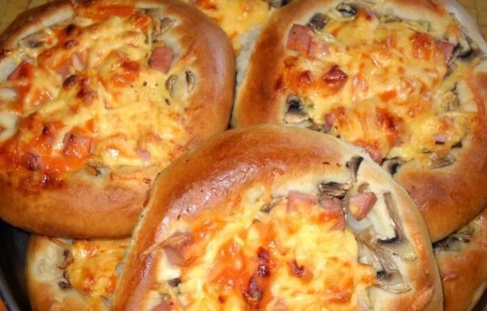 домашняя мини пицца в духовке. слоеные мини пиццы. мини пицца. мини пиццы из дрожжевого теста в духовке. мини пицца в духовке из дрожжевого теста.