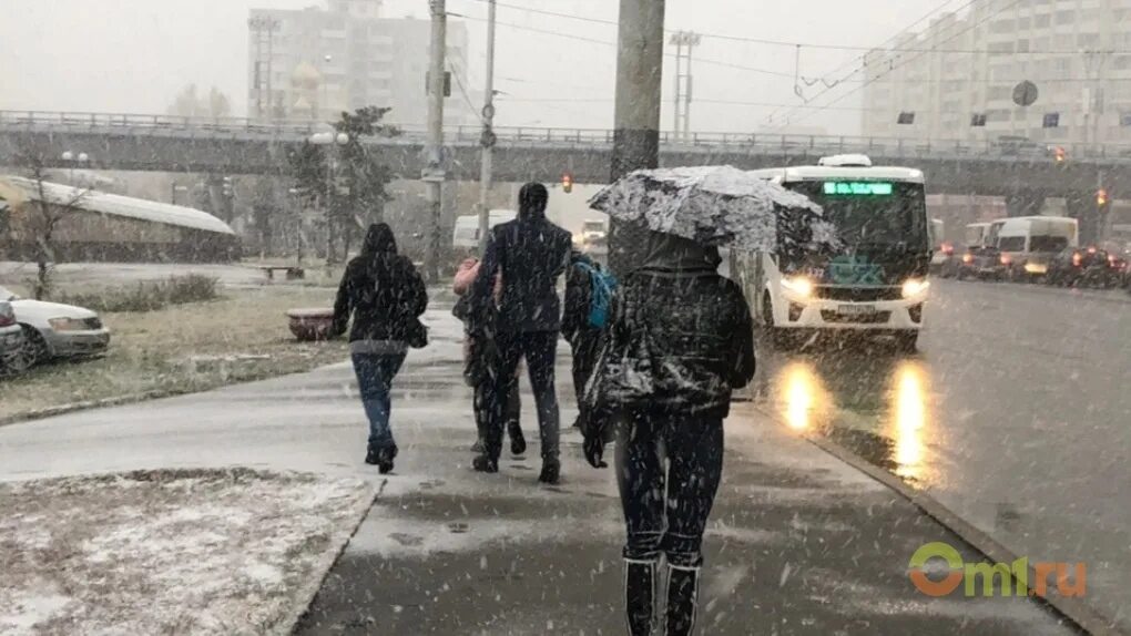 Что будет идти сегодня днем. Снег в Омске. Снегопад в Омске. Мокрый снег в Омске. Похолодание в Омске.