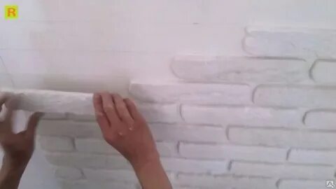 Приклеить декоративный кирпич на стену