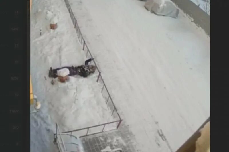 Женщина упала с высоты. Упавшая женщина в Якутске с 8 этажа. Женщина упала в сугроб.