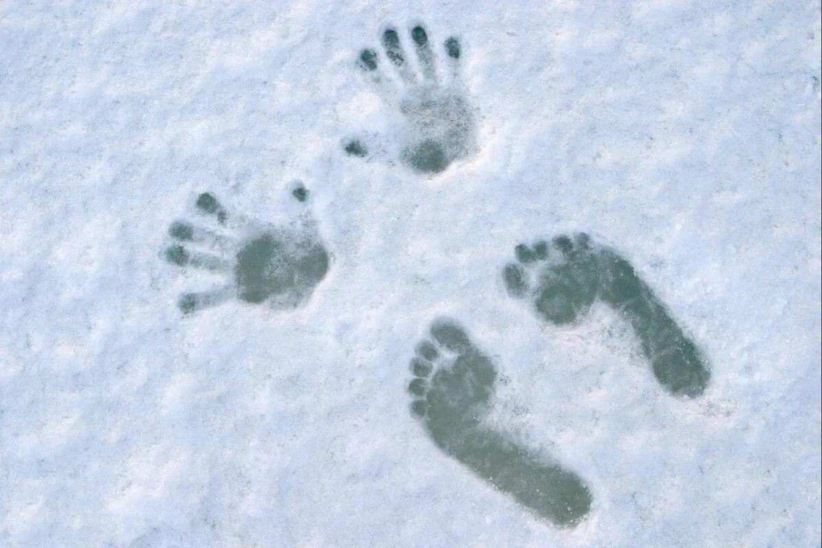 Следы на снегу. Отпечатки ног на снегу. Человеческие следы. Отпечаток ноги снежного человека. След недели будет