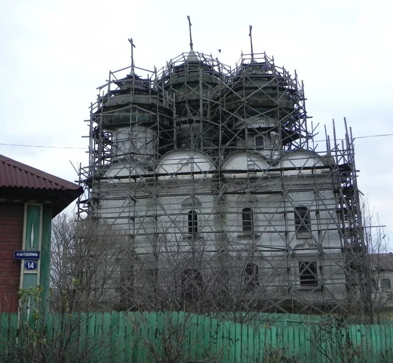 Погода в каргополе архангельской 10 дней. Воскресенская Церковь Каргополь. Воскресенская Церковь Архангельск. Строительные леса в храме. Леса вокруг церкви.