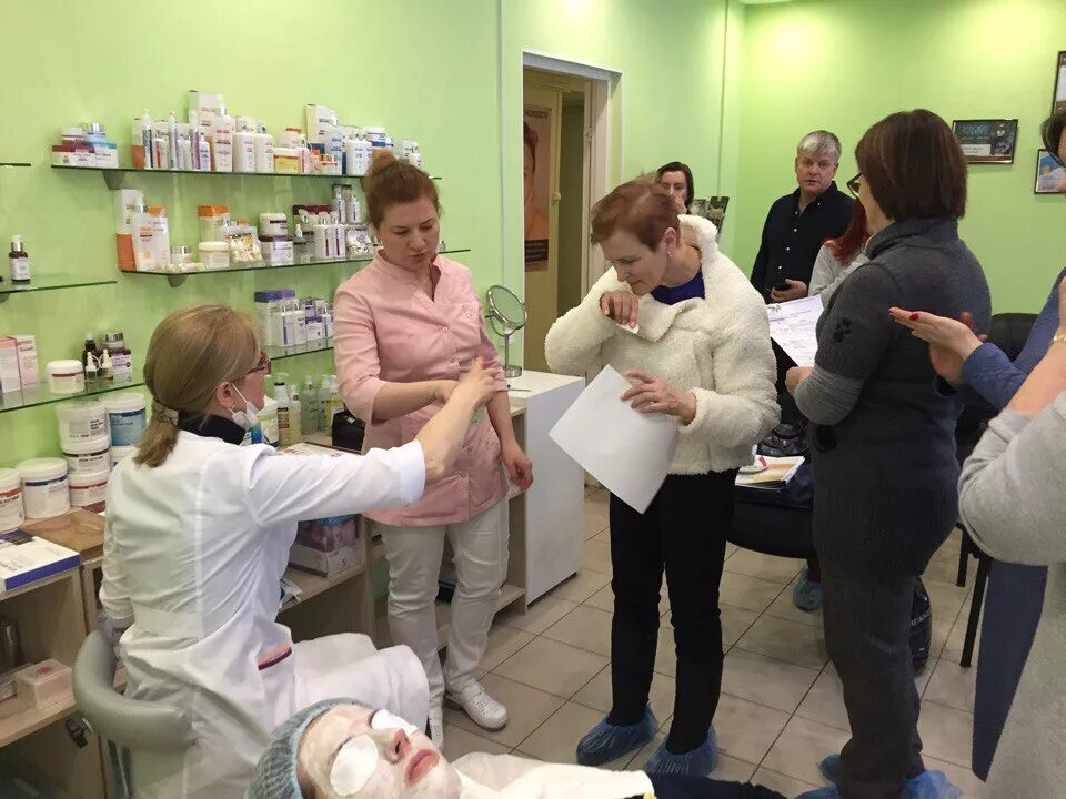 Косметолог эстетист врач. Консультация косметолога фон. Салоны косметологии в питере. Обучение косметологии спб. Косметология 4к.