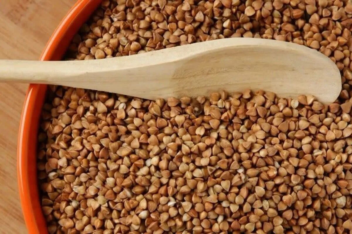 Гречишное зерно. Гречишное зерно. Рассыпанная гречка. Гречиха сорт дикуль. Гречишное зерно.