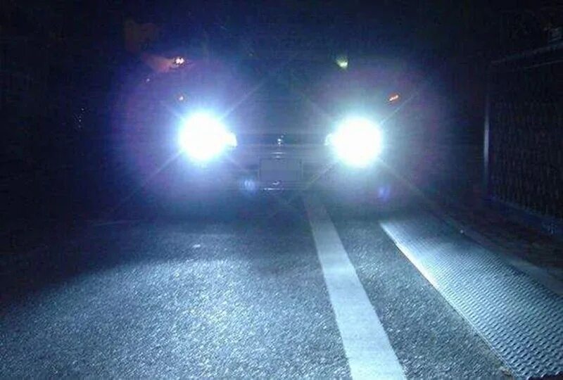 Лампы ксенон h1 8000к в линзах. Автосвет: ксенон-led фон. Дальний свет галоген и ксенон е60. Фар led bmw f11. Световой поток ксеноновых фар.