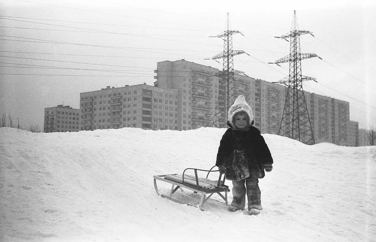 Воронковой снег идет. Дети катаются с горки зимой. Стихотворение а босева трое вторая младшая группа. ». Босева трое.