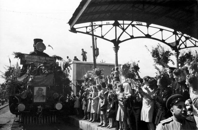 9 мая поезд победы 1945. Вокзал победы. Ретро поезд белгород. Первый поезд победы 1945. Вокзал победы.