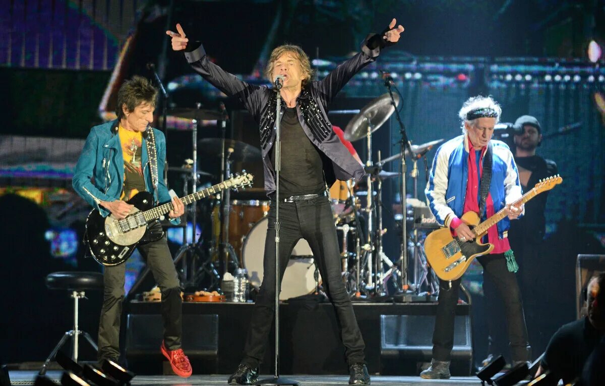 Roll rolling рок. Роллинг стоунз. Группа Роллинг стоунз. The Rolling Stones концерт. Rolling Stones на сцене.
