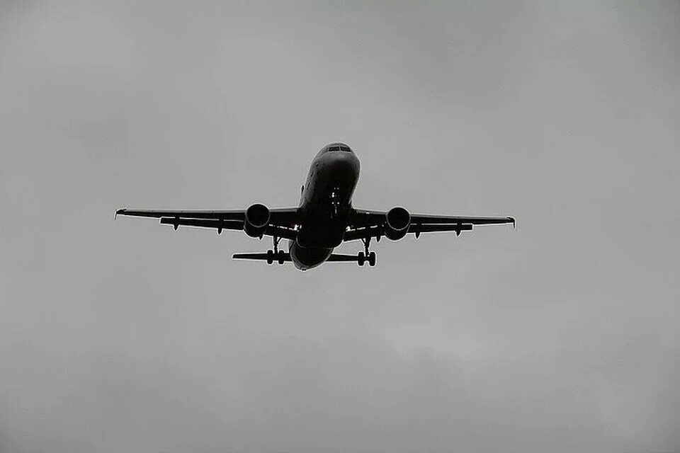 В москве самолет совершил вынужденную. Москва с самолета. летающий самолет. борт самолета. south wind самолеты.