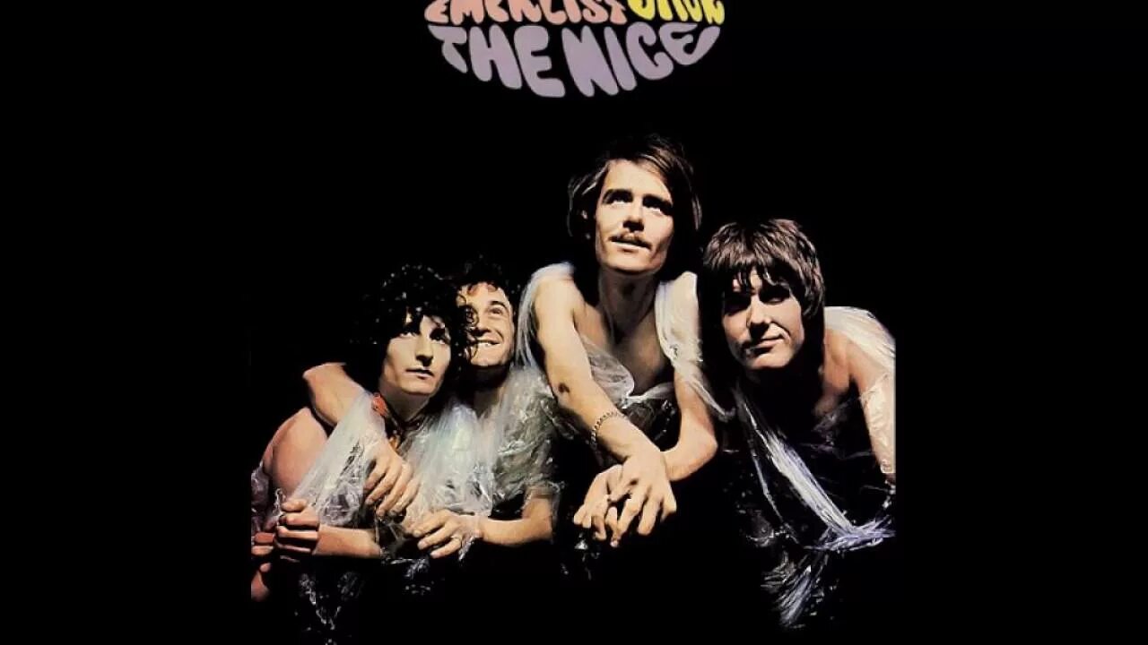 Американская деревня коттеджный поселок в америке. Американские дома камчатка. The nice band. Картина сиэтл. Коттедж в американском стиле.