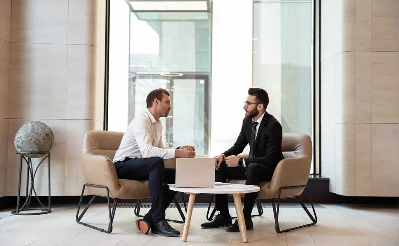 Бизнес люди. First business meeting. Бизнес переговоры. First business meeting. The meeting().