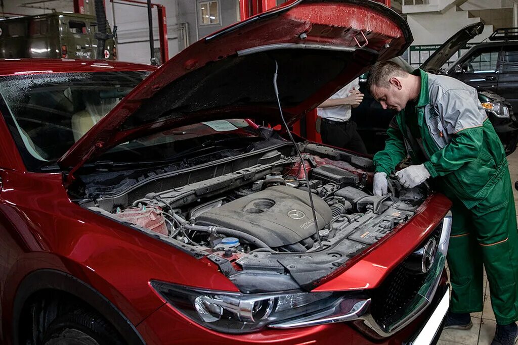 автомобиль в сервисе. Mazda service. автотехцентр mazda. техобслуживание мазда. Oil service mazda.