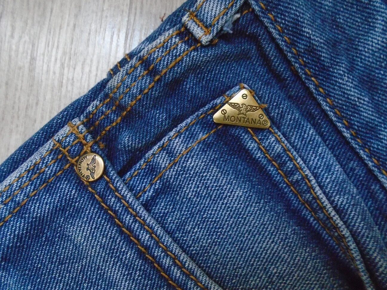 шильдики наклейки на джинсы монтана. джинсы монтана санкт петербург. фирменный магазин монтана в владивосток. подделка джинс монтана. пуговицы монтана.