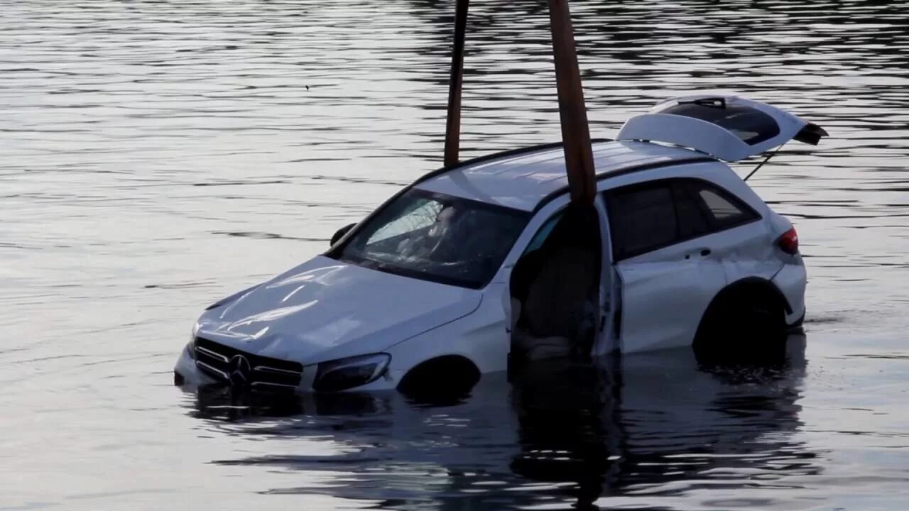 Падали машины в воду. Машина в реке. Машина в речке. Машина упала в речку. Машина падает в воду.