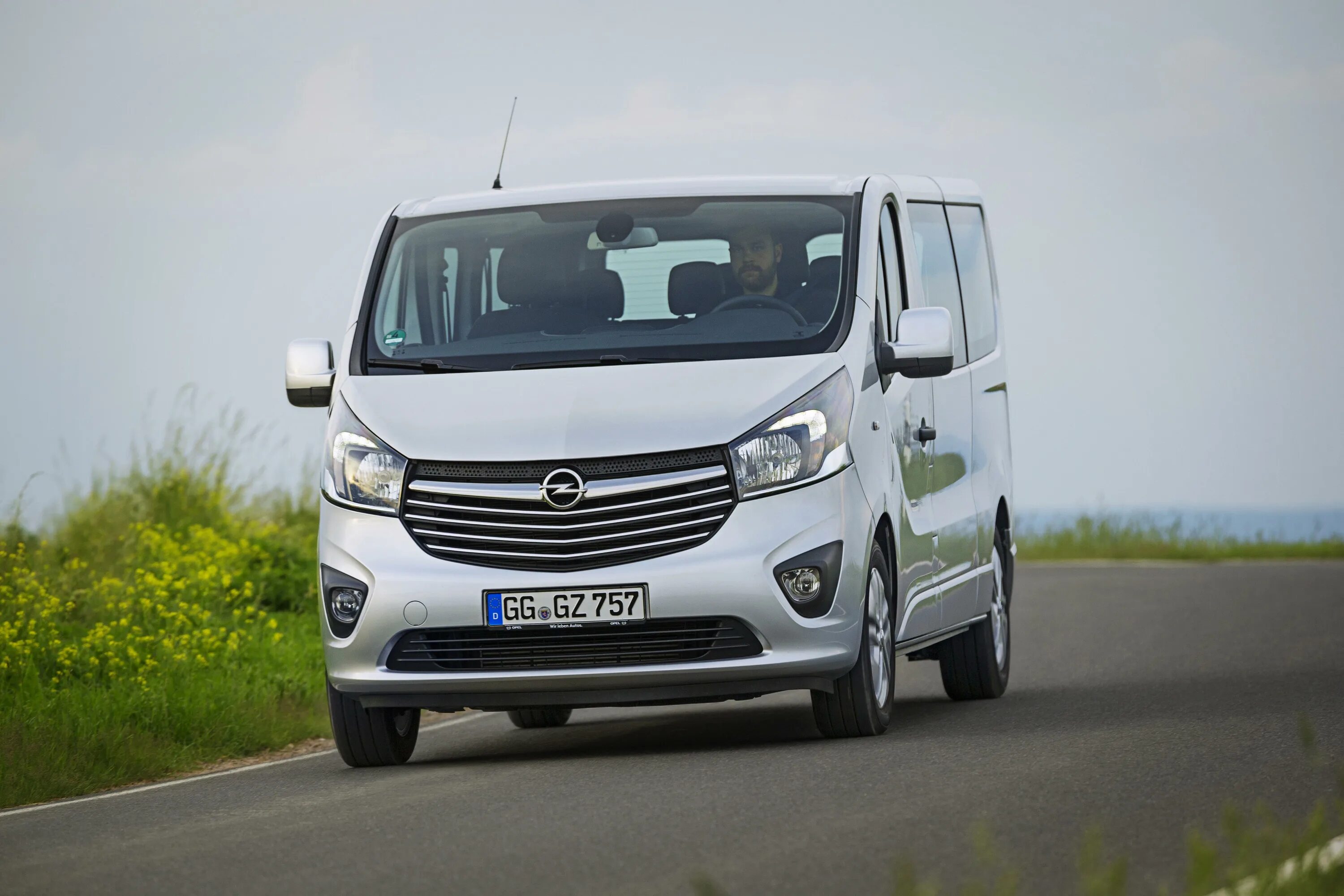 Opel vivaro купить. Opel Vivaro Combi. Opel Vivaro 2019. Opel Vivaro b 2014 – 2018 минивэн. Опель Виваро новый.