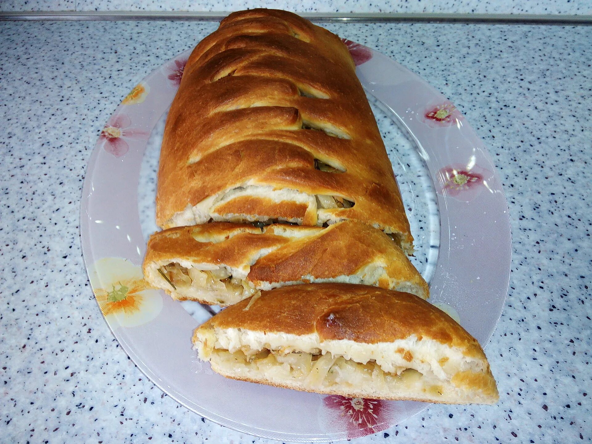 Постный дрожжевой пирог с капустой в духовке. Пироги с капустой из дрожжевого теста. Постный дрожжевой пирог. Пирог круглый. Пирог с капустой.